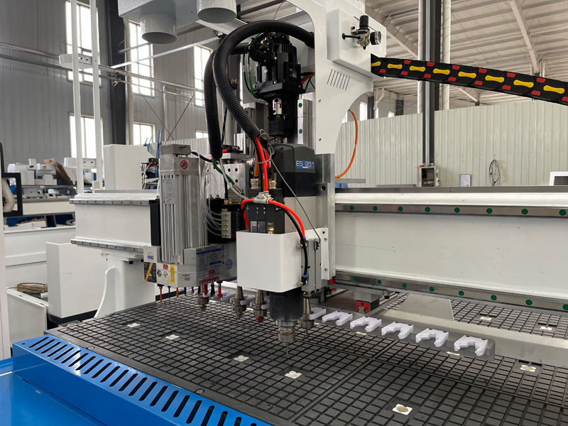 智能自動(dòng)套料數(shù)控雕刻機(jī)，用于定制櫥柜